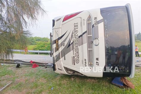 Kronologi Kecelakaan Bus Handoyo Tabrak Guardrail Di Tol Cipali 12