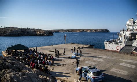 Trovato Il Cadavere Di Un Neonato In Una Barca Carica Di Migranti