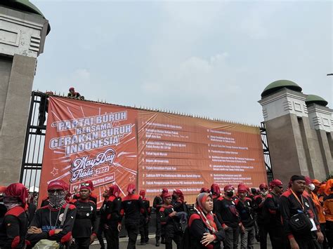 Geruduk Gedung Dpr Massa Buruh Bentangkan Spanduk Tuntutan