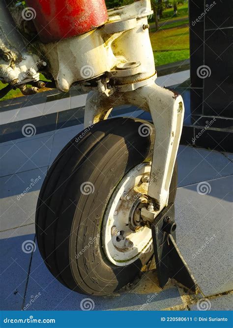 Le Pneu Avant D un Avion De Chasse Exposé Comme Monument Image stock