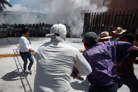 Normalistas incendian Palacio de Gobierno de Guerrero y un vehículo