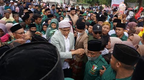 Warga Lombok Tengah Ngalap Berkah Tgb Zainul Majdi Di Acara Tablig