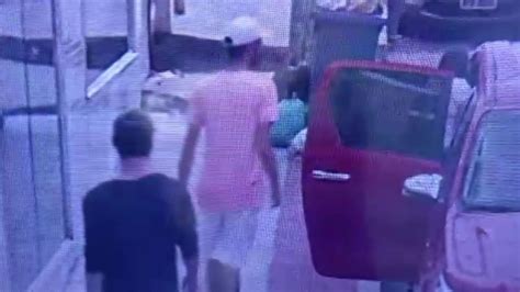 Vídeo Mulher é Rendida Por Ladrões Enquanto Colocava Bebê Dentro De