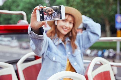 Mujeres Jóvenes Tomando Selfie Con Teléfono Móvil En Un Autobús