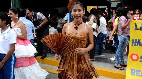 Desfile De Trajes Hechos Con Materiales Reciclados