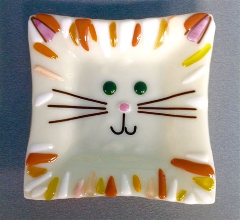 Adorable Fused Glass Cat Head Dish Catsdiyinspiration Glass Fusing Projects Fused Glass