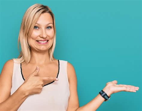 Mujer Cauc Sica De Mediana Edad Con Ropa Informal Asombrada Y Sonriendo