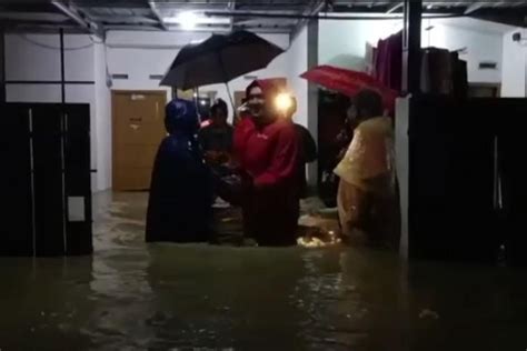 Hujan Berjam Jam Ribuan Rumah Di Cirebon Terendam Banjir Okezone News