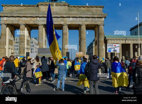 Menschen Vor Dem Brandenburger Tor In Berlin Deutschland Demonstrieren