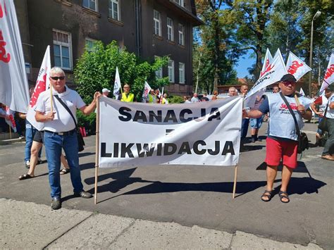 Zwi Zkowcy Pkp Cargo Protestuj W Poznaniu Nie Godz Si Na Zwolnienia