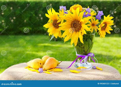 Een Boeket Van Gele Zonnebloemen De Kaart Van De Vakantie Stock