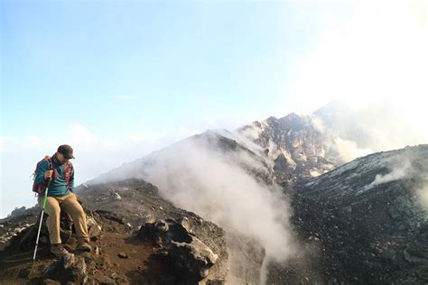 Foto Perjalanan Menyusuri Kawah Gunung Slamet Serasa Berada Di