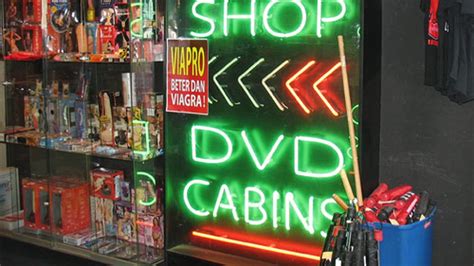 Detienen A Un Hombre Por Utilizar Mu Ecas Inflables En El Sex Shop