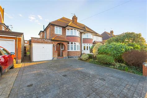 Mortimer Crescent Worcester Park Kt4 3 Bed Semi Detached House £685 000