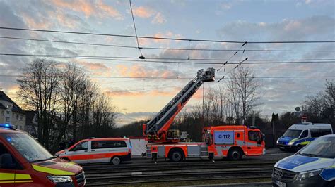 Auto F Hrt B Schung Hinab Und Wird Von G Terzug Erfasst