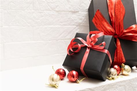 Caja De Regalo Negra Con Lazo Rojo Y Cintas Sobre Un Fondo Blanco