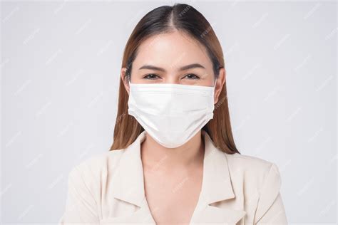 Premium Photo Portrait Of Young Businesswoman Wearing A Surgical Mask