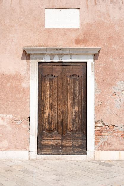 Puertas De Madera En Casa Antigua Foto Premium