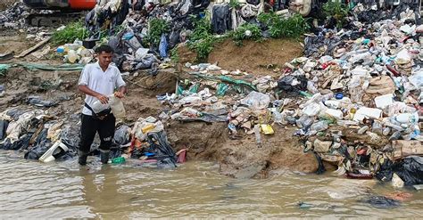 Monta A De Basura Se Desborda Sobre El Atrato