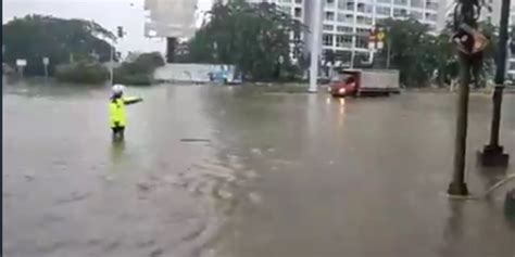 Rt Dan Ruas Jalan Di Jakarta Banjir Akibat Hujan Deras Jiwa