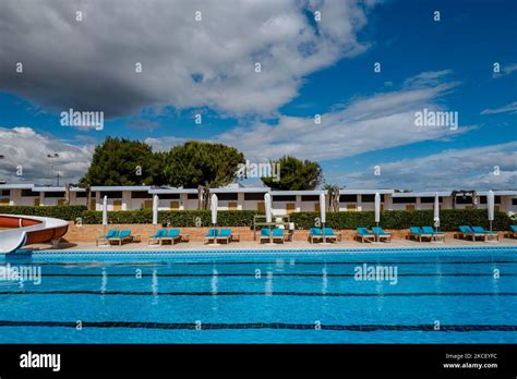 La Piscina Con Sombrillas Y Tumbonas En El Club De Playa Nettuno En