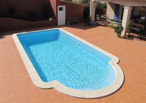 Piscine coque polyester fond incliné avec escalier roman Capri MACA