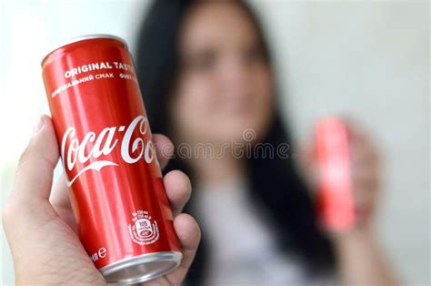 Mulher Feliz Cria Lata De Lata De Coca Cola Um Amigo Masculino No