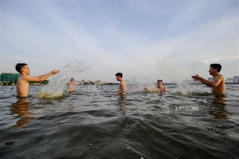 Nắng nóng gay gắt trẻ em xé rào xuống tắm giải nhiệt ở hồ Tây