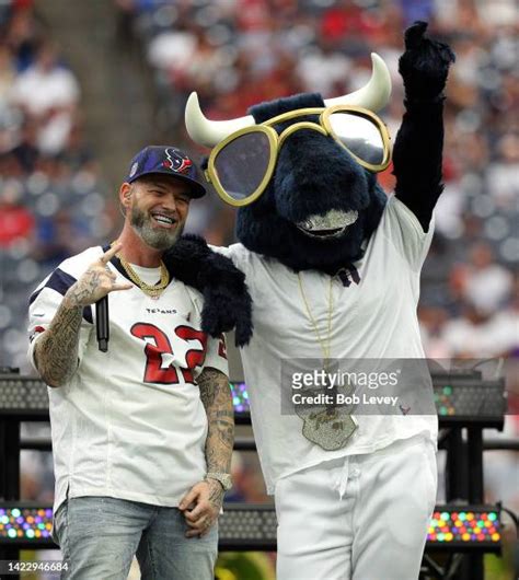 Houston Texans Mascot Photos And Premium High Res Pictures Getty Images