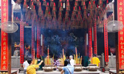 Para Dentro E Queimador De Incenso Do Templo Budista De Chua Ba Thien