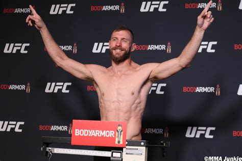 UFC 246 Weigh In Results Conor McGregor Hits 170 Even For First Time