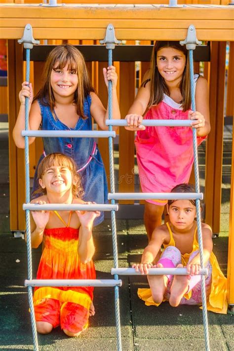 Quatre Petites Filles S Asseyant Sur Le Banc Et Les Bulles De