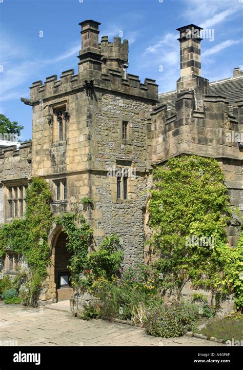 Haddon hall tudor architecture hi-res stock photography and images - Alamy