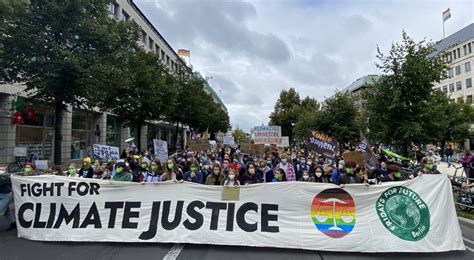 VIDEO Greta Thunberg mobilizează activiștii de mediu în stradă cu 48