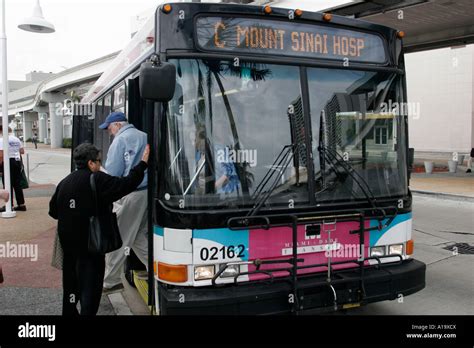 Miami Floridaomni Stationmiami Dade Metrobuspassenger Passengers