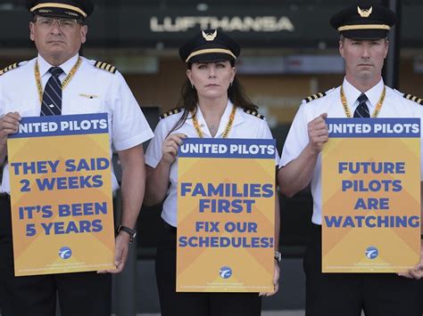 Why Are United Airlines Pilots Picketing