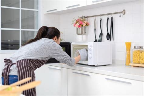 How to Melt Candle Wax in the Microwave