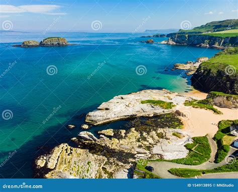 Agua Verde Esmeralda Viva En El Puerto De Ballintoy A Lo Largo De La