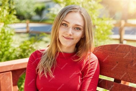 Headshot Van Mooie Vrouw Met Blond Haar Blauwe Ogen En Sproeten