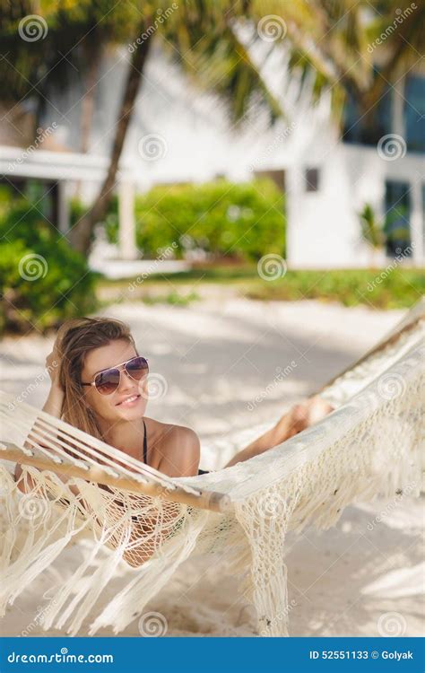 Ritratto Di Una Ragazza Sexy In Un Bikini Che Si Trova Su Un Amaca Immagine Stock Immagine Di