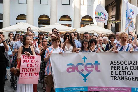 Donna Presa A Manganellate Dai Vigili Sit In Di Protesta A Milano