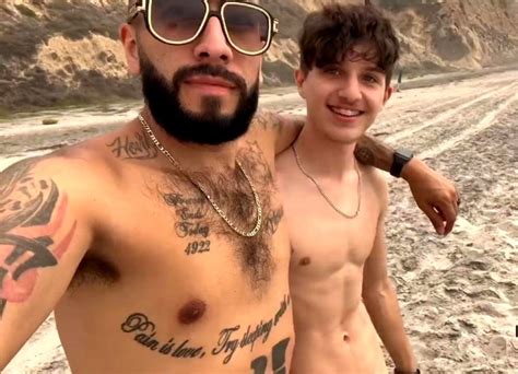 Namorados Roubam A Cena Em Dia Nudes Na Praia No Find