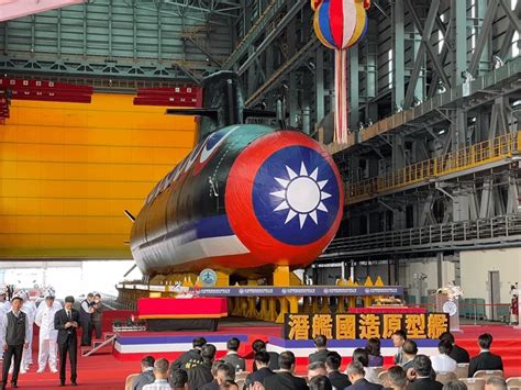 國造潛艦海鯤號今天下水，潛艦發展辦公室22年後終於成功 R Taiwanese