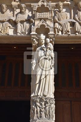 Vierge à lenfant sur la façade de notre dame à paris france posters