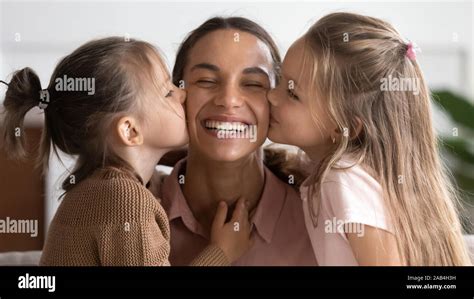 Belle Femme Avec Deux Enfants Banque De Photographies Et Dimages