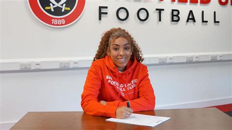 United Women Sign Jess Clarke