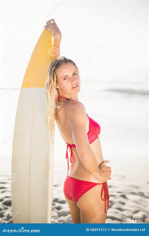 Femme Dans Le Bikini Se Tenant Avec Une Planche De Surf Sur La Plage