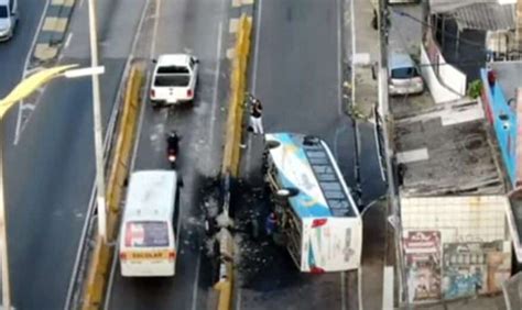 Acidente ônibus deixa passageiros feridos na avenida Darcy Vargas