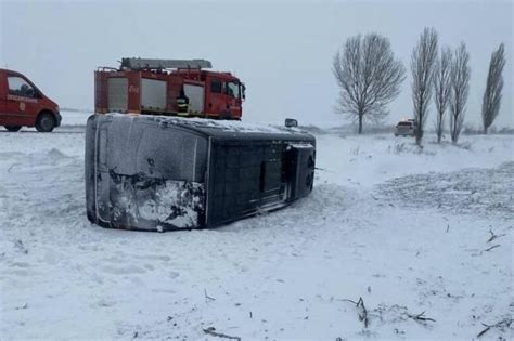 Un Microbuz N Care Se Afla O Familie De Moldoveni Cu Apte Copii