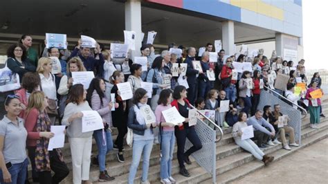 Manifestantes En Contra De Los Recortes En Las Eoi Dest J Vea